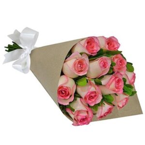 Buquê com 12 Rosas Cor de Rosa Kraft